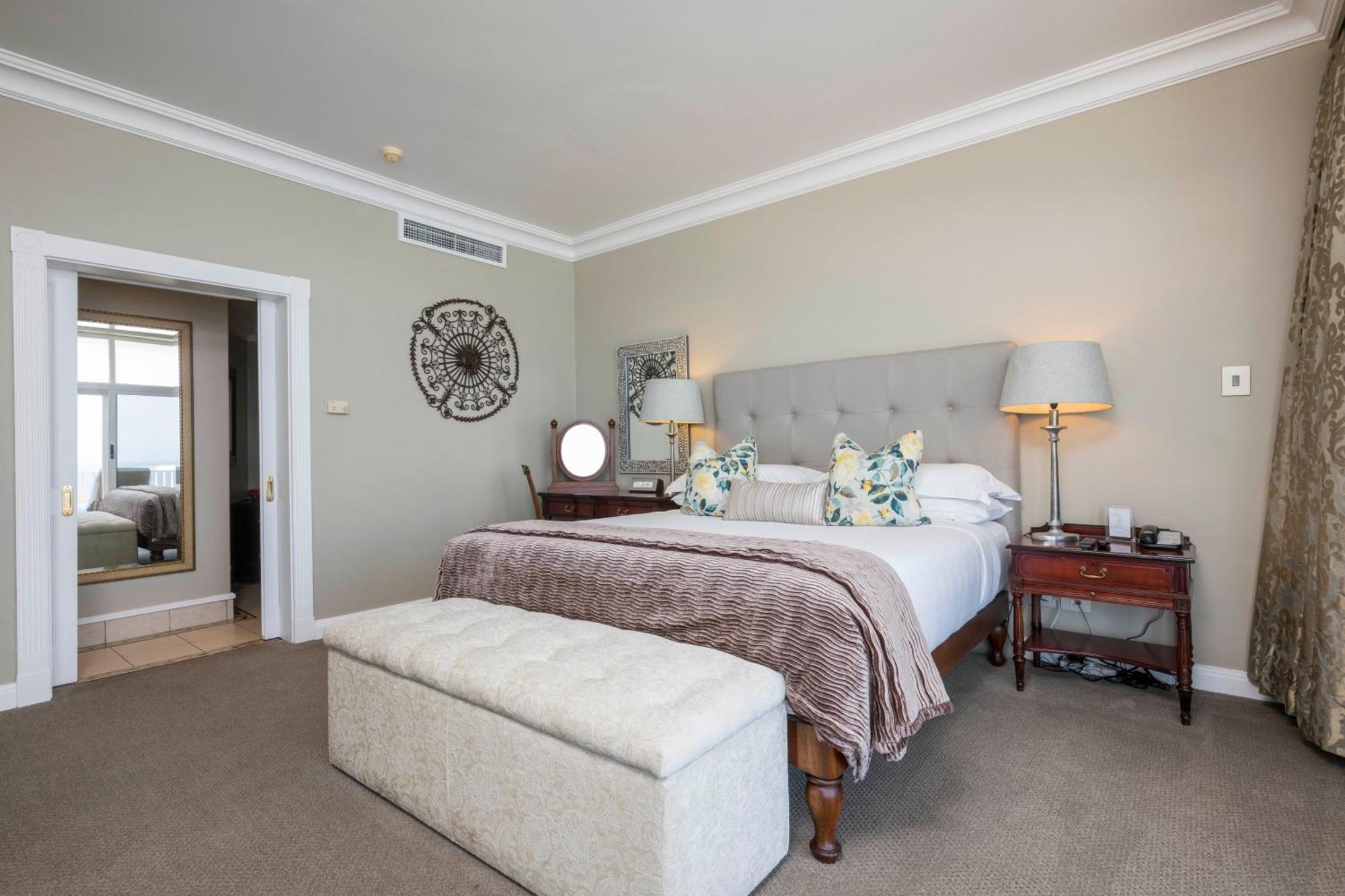 Beverly Hills Дурбан Экстерьер фото A bedroom at the Cape Heritage