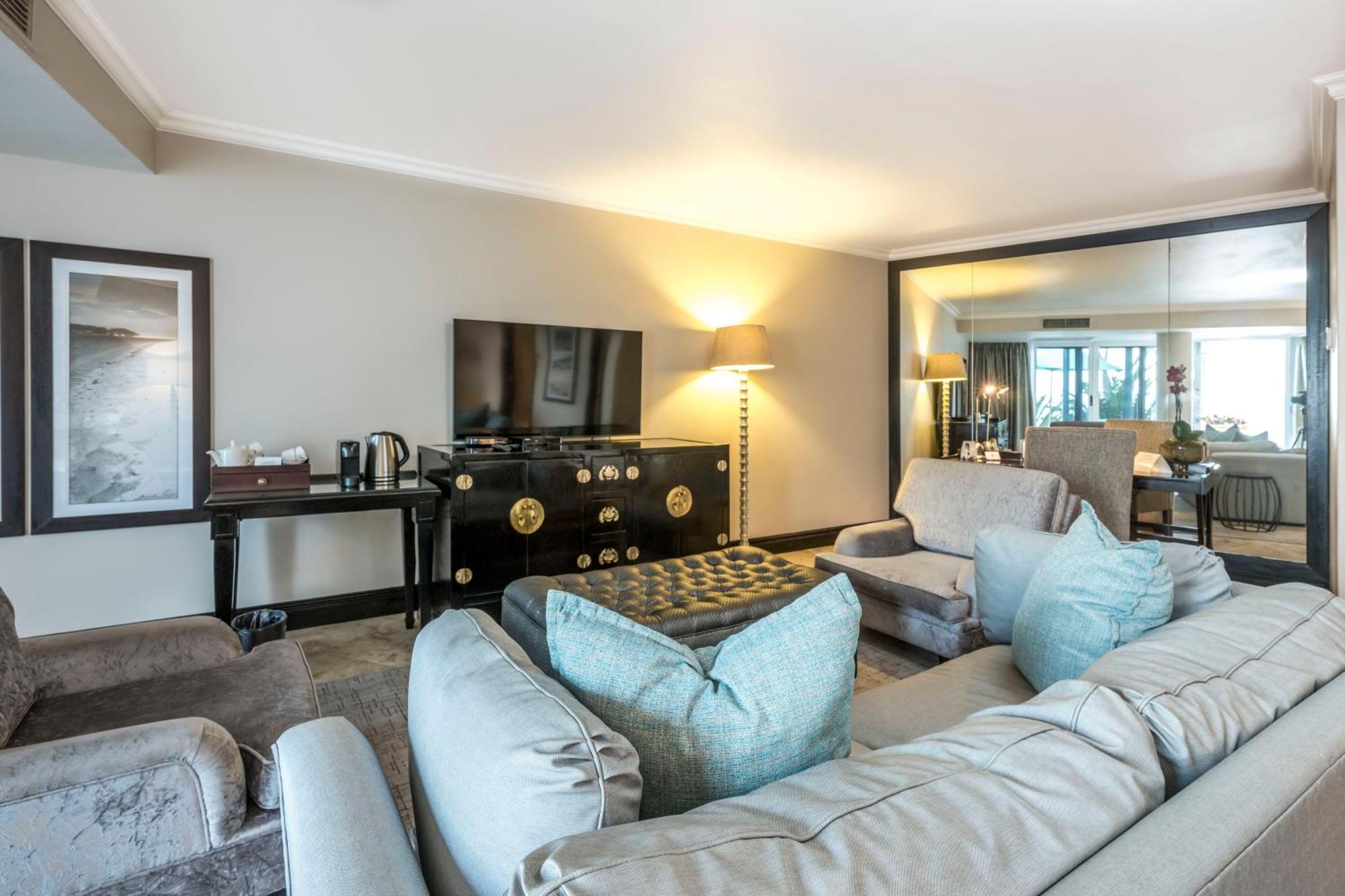 Beverly Hills Дурбан Экстерьер фото A living room at the Four Seasons Hotel