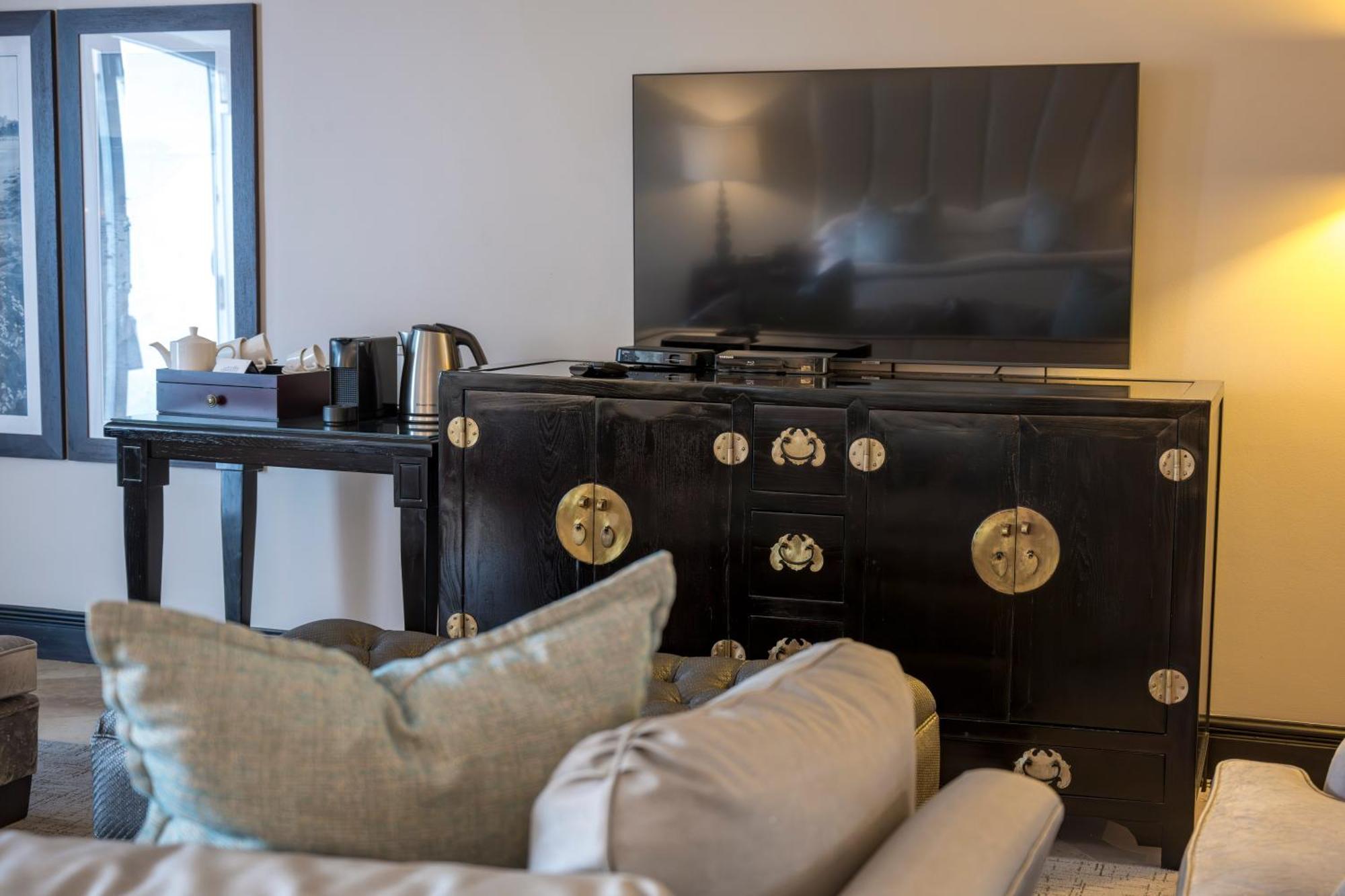 Beverly Hills Дурбан Экстерьер фото A television in a hotel room
