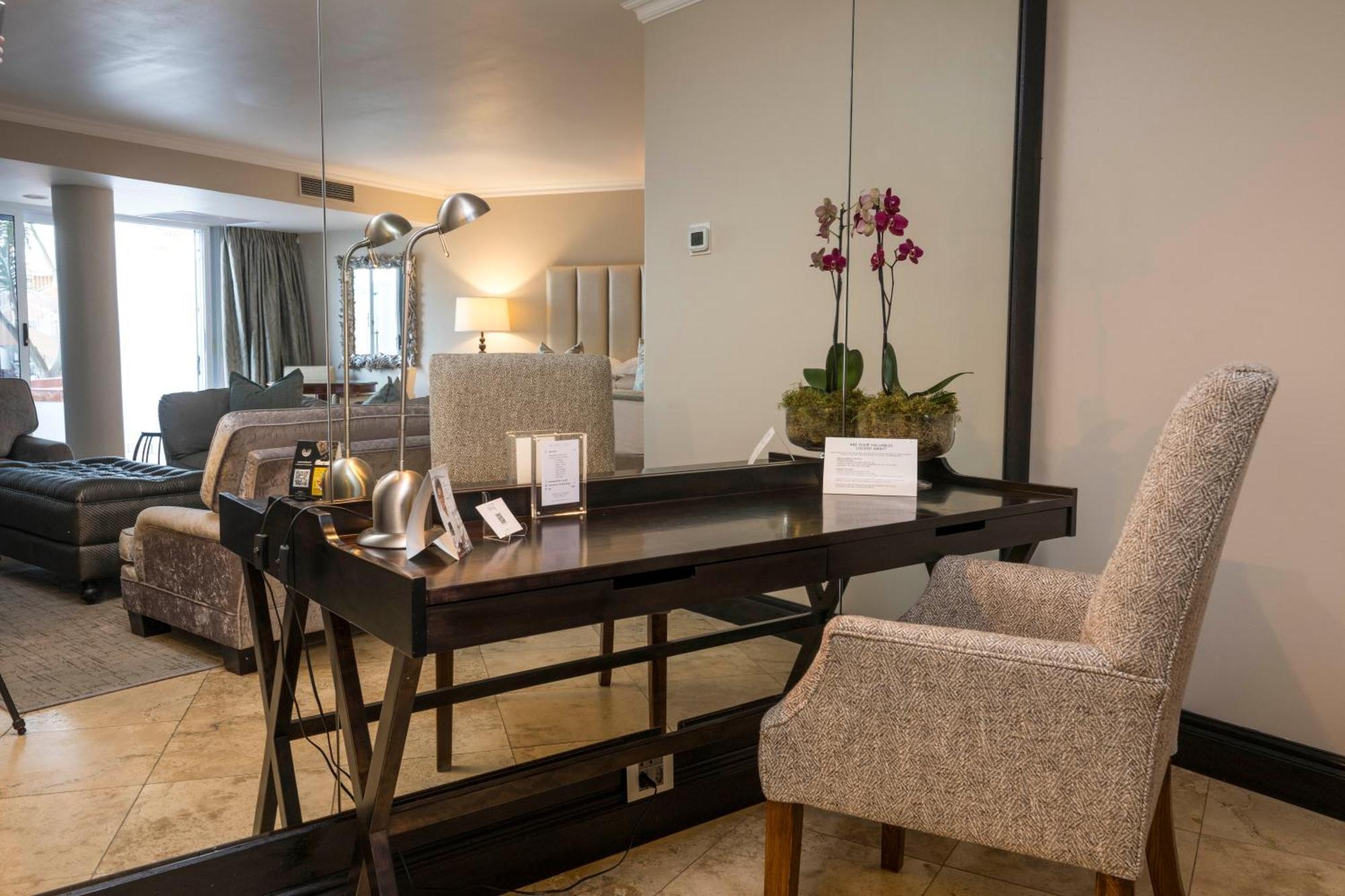 Beverly Hills Дурбан Экстерьер фото A suite at the hotel