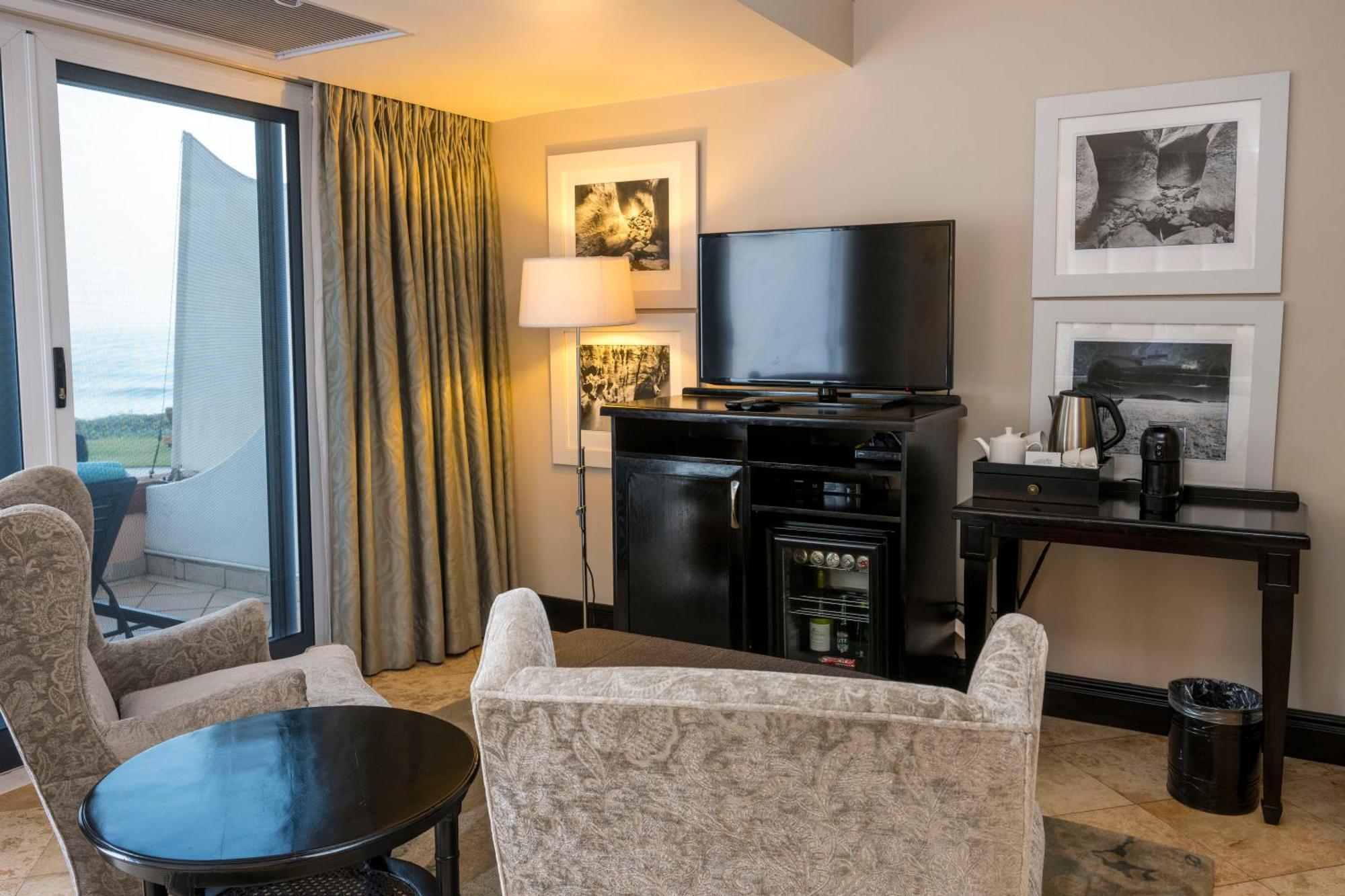 Beverly Hills Дурбан Экстерьер фото A living room at the Four Seasons Resort
