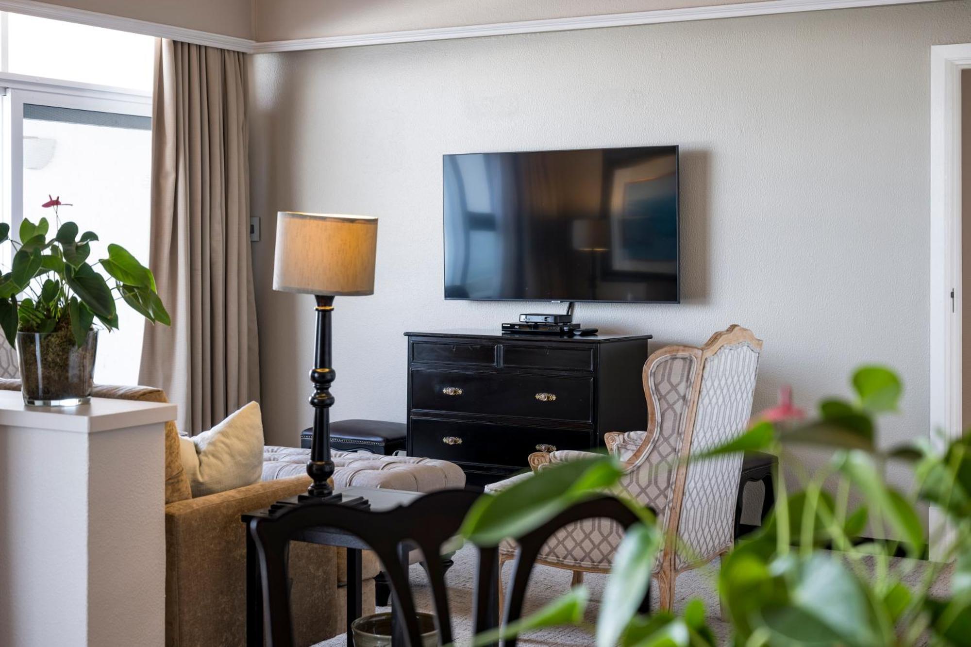 Beverly Hills Дурбан Экстерьер фото A television set in a hotel room