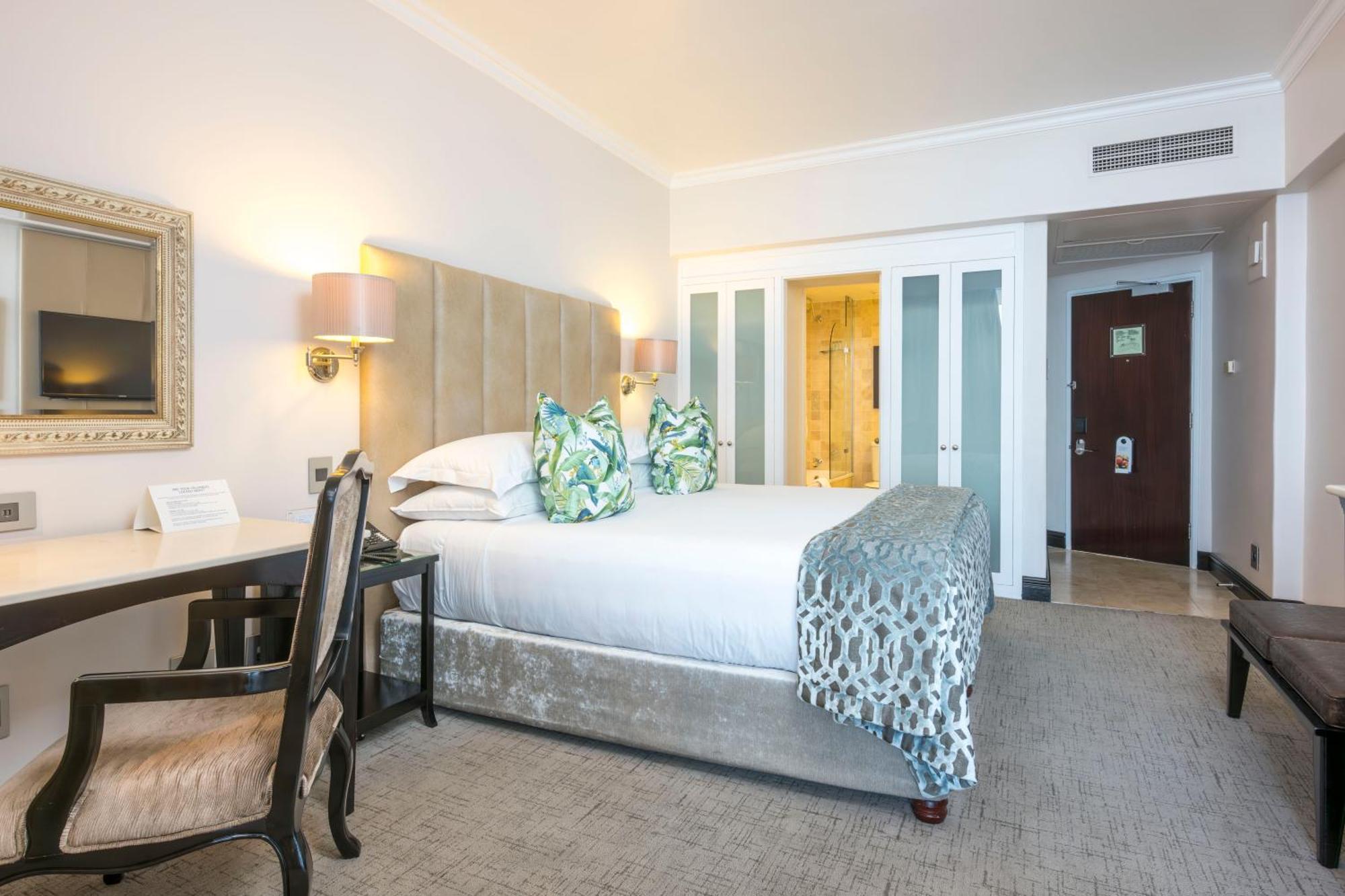 Beverly Hills Дурбан Экстерьер фото A bedroom at the Cape Town Protea Hotel