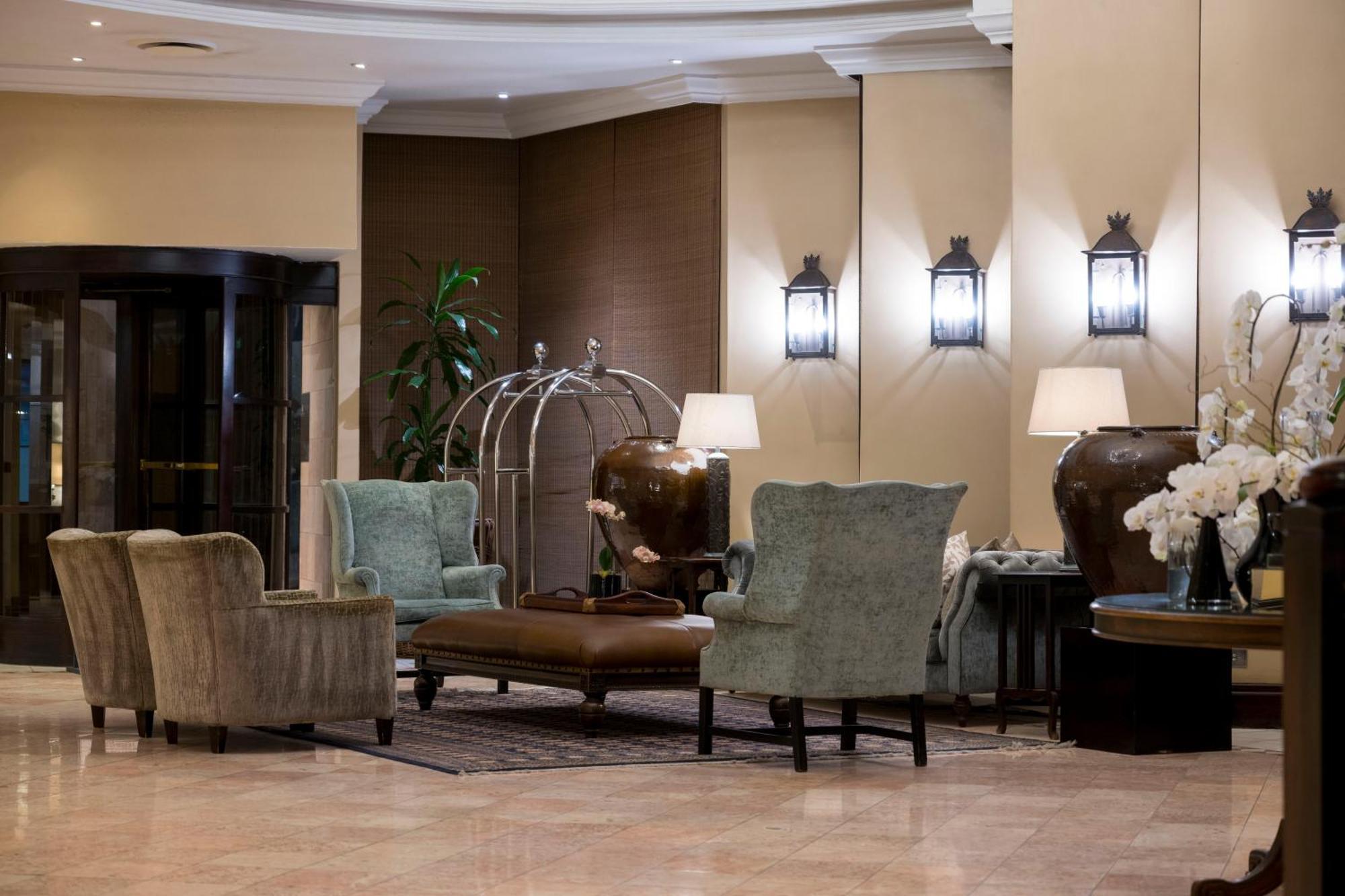 Beverly Hills Дурбан Экстерьер фото The lobby of the Four Seasons Hotel