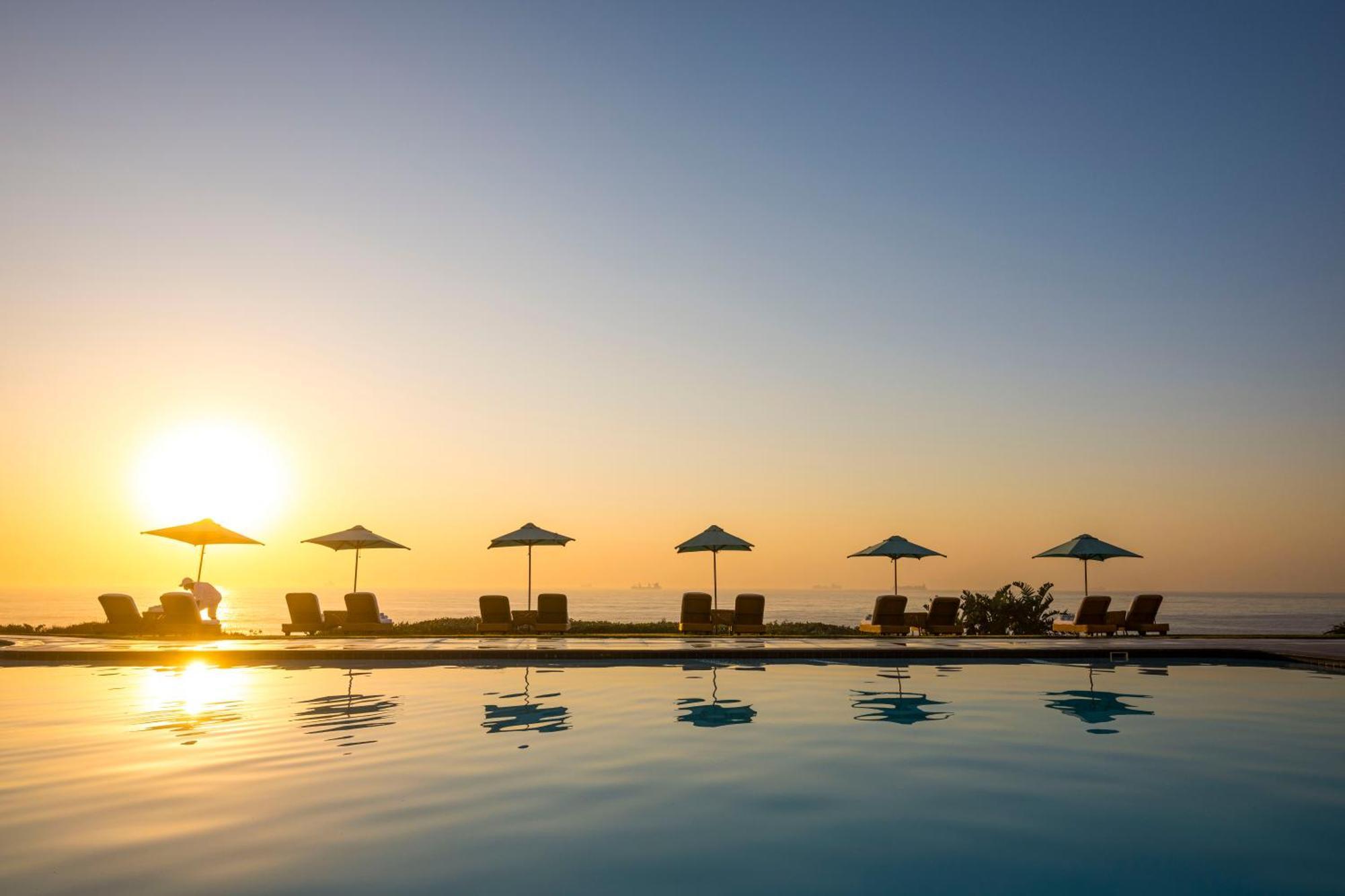 Beverly Hills Дурбан Экстерьер фото Sunset at the pool